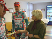 Monspart Sarolta biciklistákkal beszélget, akik most szembesülnek a „cédulával”, mennyit kell kerekezniük a torta ledolgozásáért