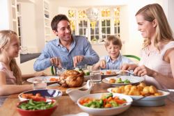 Több ételt szednek a gyerekek a nagyobb tányérba