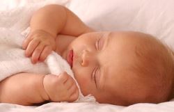 Külön ágyban, közel a szülőkhöz alszanak a legbiztonságosabban az újszülöttek