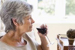 Miért tűri idősebb korban nehezebben a szervezet a túlzott alkoholfogyasztást?