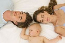 A szülőkkel alvás növeli a hirtelen csecsemőhalálozás kockázatát