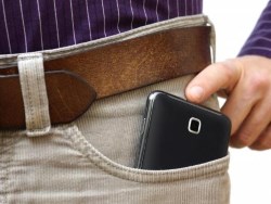Veszélyes a férfiak termékenységére a nadrágzsebben tartott mobil