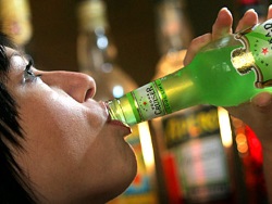Több alkoholt isznak a tinik, akiket a szüleik kínálnak