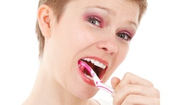 Rágyújtás helyett mossunk fogat